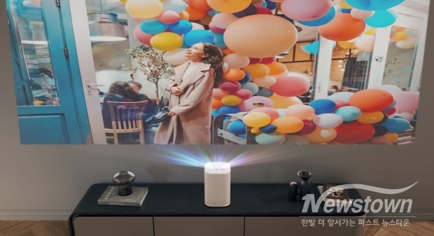 터치 인터랙션 기능이 탑재된 프리미엄 가정용 프로젝터 ‘더 프리미어5’ 이미지 / 사진=삼성전자 제공