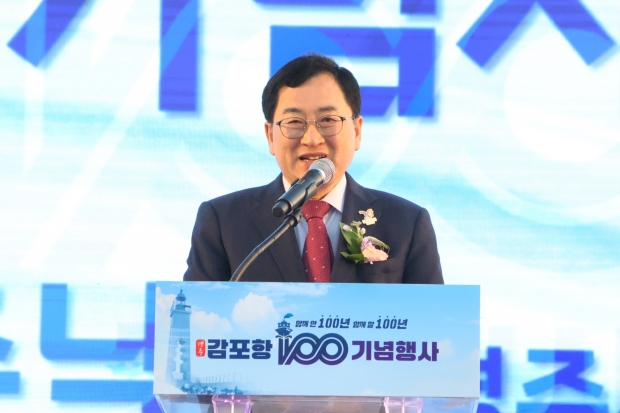 25일 열린 감포항 100년 기념식에서 주낙영 경주시장이 환영사를 하고 있다.
