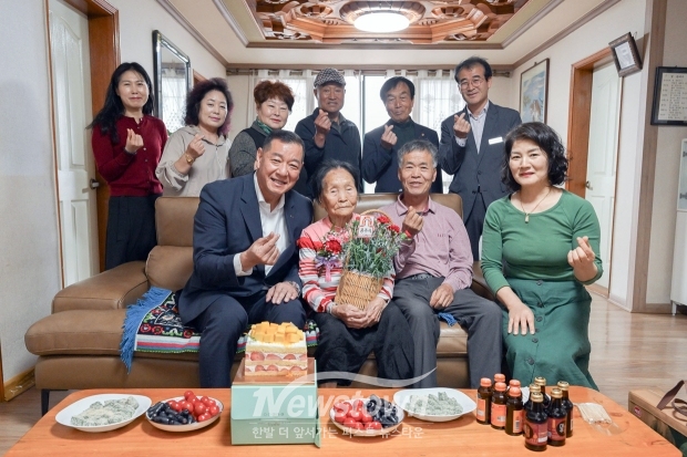 최원철 공주시장이 지난 5월 1일 계룡면에 거주하는 103세 김기순 어르신 댁을 직접 찾아뵙고 어버이의 은혜에 감사드리며 건강을 기원하는 인사와 함께 카네이션을 가슴에 달아드리고 꽃바구니를 전달했다.