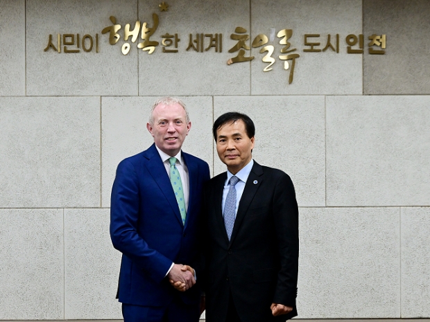 황효진 글로벌도시정무부시장이 1일 시청 영상회의실에서 티미 둘리 아일랜드 농식품해양부 차관과 협력방안을 논의한 뒤 기념촬영을 하고 있다.