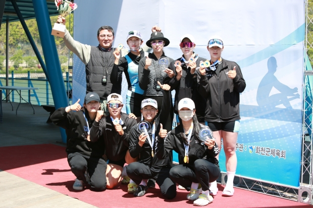 제19회 화천평화배 전국조정대회에서 종합우승을 달성하며 2연패의 쾌거를 이룬 포항시청 조정선수단 기념사진.윗줄 왼쪽부터 김구현 감독, 성주영, 최유리 코치, 김소영 선수, 이수연 선수아랫줄 왼쪽부터 김성은, 김유진, 안희주, 장민이 선수