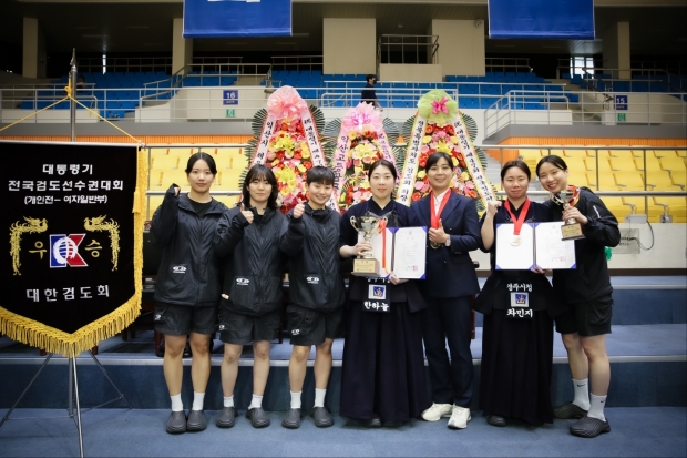 단체사진(좌측부터 이지은, 김민지, 김유정, 한하늘, 박연정, 차민지, 전세영)
