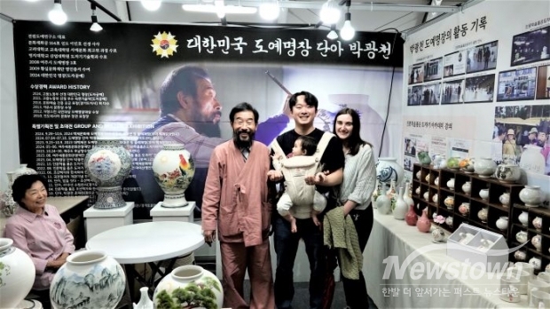 단아 박광천 대한밈국 도예명장 판매관. /김병철 기자 