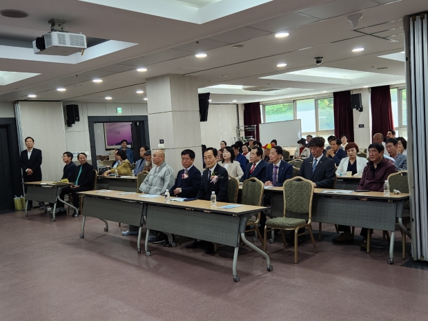 왼쪽부터 김승용 14대 경기협의회장, 도재영 의장 홍종옥 전임 경기협의회장이 나란희 않아 행사를 지켜보고 있다.