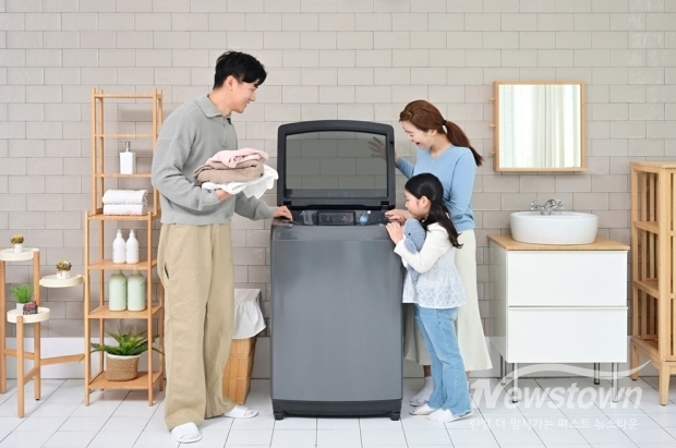 삼성전자가 전자동 세탁기에 AI 기능을 탑재한 2025년형 ‘AI 통버블 세탁기’ 신제품을 출시했다. / 사진=삼성전자 제공