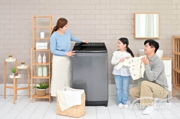 삼성전자가 전자동 세탁기에 AI 기능을 탑재한 2025년형 ‘AI 통버블 세탁기’ 신제품을 출시했다. / 사진=삼성전자 제공