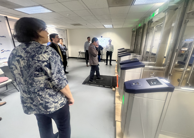 MTA관계자가 에스트래픽의 미국법인에서 Faregate의 성능검증을 하고 있다