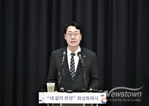  정명근 시장이 지난 3월 언론브리핑에서 AI 미래도시의 비전을 발표하고 있다. /화성시<br>