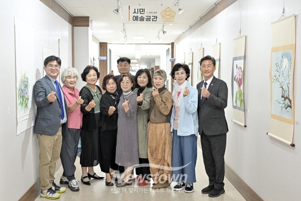 ‘꽃들과 노닐다’ 천아트 전시회