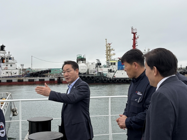 유정복 인천시장과 문경복 옹진군수가 어업지도선(옹진갈매기2호)을 시찰하고 있다.