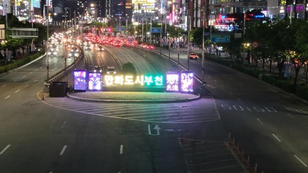 부천 중동 나들목(IC)에 설치한 만화 이미지 송출 디스플레이 조형물