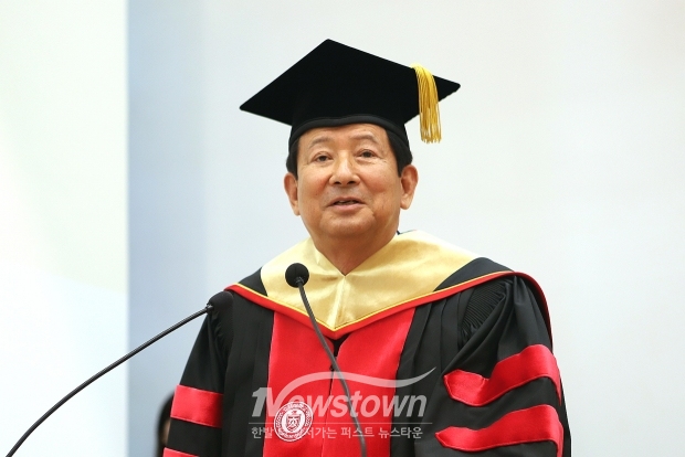 호서대학교가 5월 20일 아산캠퍼스 대학교회에서 케이원전자 강승구 회장에게 명예경영학박사 학위를 수여했다.