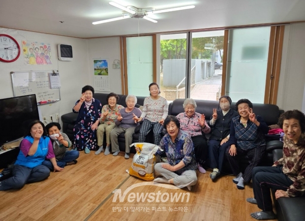 공주시가 관내 438개 경로당에 정부양곡 대신 ‘공주쌀’을 지원한다. 그동안 정부에서 제공하는 양곡이 공급되어 왔으나, 올해 5월부터는 공주에서 재배·생산한 고품질 쌀로 대체된다.