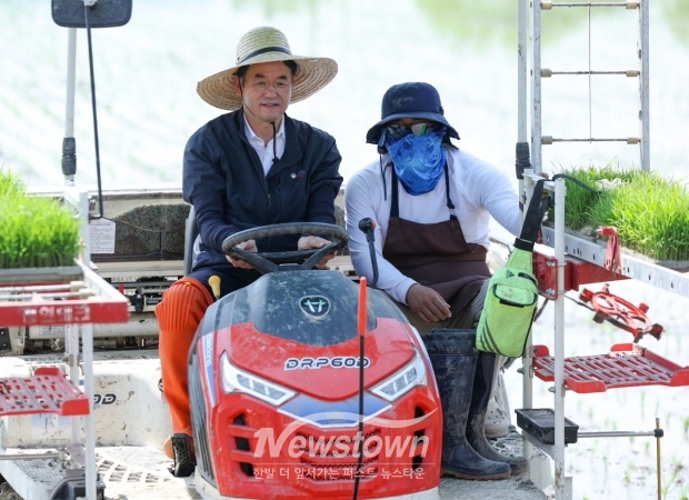 이앙기에 탑승해 모내기 작업 중인 이동환 고양특례시장/고양시