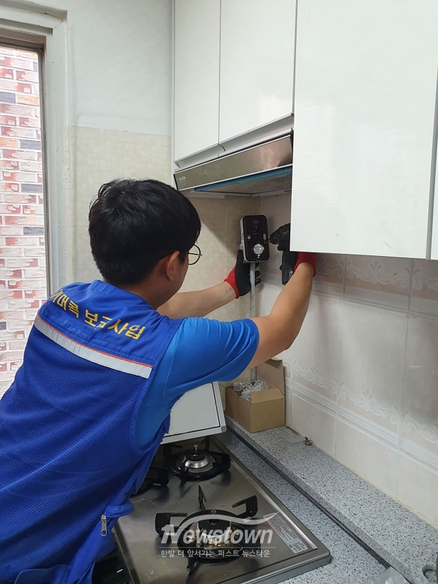 가스 안전 취약가구에 ‘타이머 콕’ 설치 중/성남시