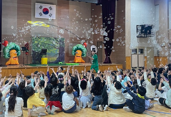 동산초등학교 학생들이 그림자버블쇼를 통해 흡연예방교육을 받고 있다.