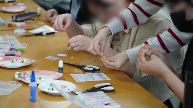 인천청년미래센터 고립은둔청년 ‘공예동아리’ 모임이 열린 지난 20일 동아리 모임장 A(26)씨가 회원들에게 비즈공예를 설명하고 있다.