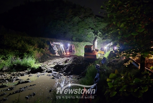 공주시는 유출된 염산이 인근 하천으로 흘러들지 않도록 굴삭기를 동원해 사고 지점에서 약 50미터 떨어진 곳에 1차 차단둑을 신속히 설치하고, 이어 2~4차 추가 차단 시설도 완비하며 유출 확산을 원천 차단했다.
