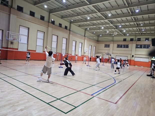 여월중학교 학교 체육관 및 운동장 이용중인 시민들