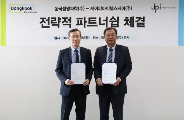 동국생명과학 박재원 대표(왼쪽)와 제이피아이헬스케어 김진국 대표(오른쪽)가 전략적 파트너십 체결 후 기념 촬영을 하고 있다.