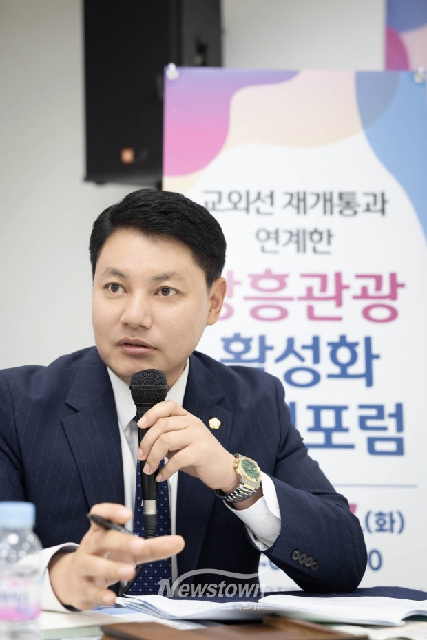 한상민 의원이 좌장을 맡아 정책포럼을 주도하고 있다./양주시의회