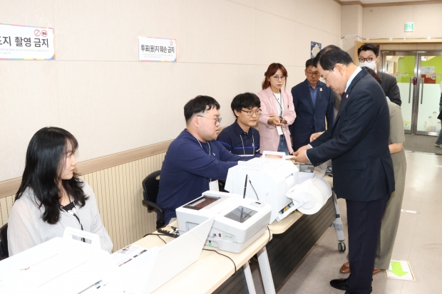 주낙영 경주시장이 28일, 제21대 대통령선거 사전투표를 하루 앞두고 동천동 사전투표소를 방문해 현장 점검을 하고 있다.