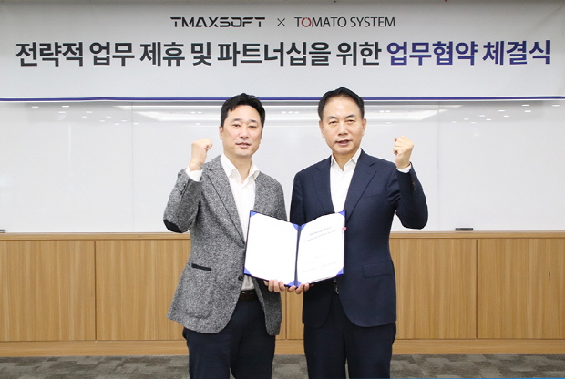 토마토시스템 이상돈 대표(오른쪽)와 티맥스소프트 사업대표 이형용 사장(왼쪽)이 업무 협약을 체결 후 기념촬영을 하고 있다.