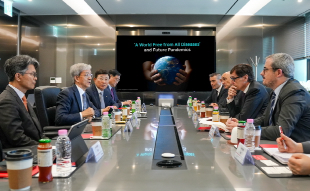 천종윤 대표(왼쪽 가운데)를 비롯한 씨젠 경영진이 살바로드 이야(Salvador Illa) 주지사(오른쪽 가운데) 등 스페인 카탈루냐주 방문단과 지난달 30일 서울 송파구 씨젠 본사에서 협력방안을 논의하고 있다.