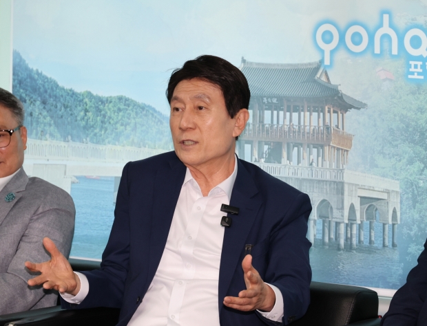 이강덕 포항시장이 4일 시청 브리핑룸에서 기자간담회를 열고 지역경제 활력 회복과 민생 안정을 위한 시정 운영 방향을 밝히고 있다.