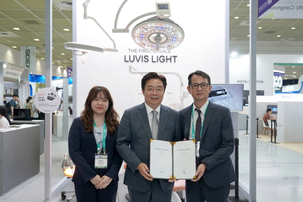 SIDEX 행사장을 방문하여 공급 계약을 기념하는 덴티스 심기봉 대표이사(가운데)와 ART.BIO INTERNATIONAL Co., Ltd. 대표이사 Ms. Yui Lu(좌) & ART.BIO Co., Ltd. 대표이사  Mr. Jeff Cheng(우)