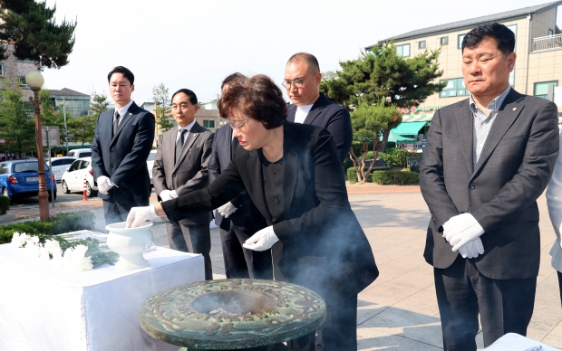 신정숙 인천시 계양구의장이 헌화하고 있다