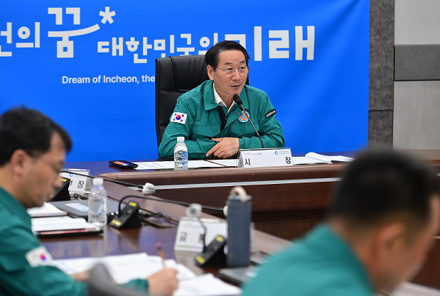 유정복 인천시장이 재난대책회의를 진행하고 있다.
