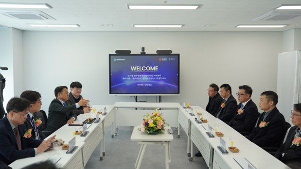 에이직랜드 광주사무소 개소식 현장. 강기정 광주시장과 에이직랜드 이종민 대표 등 주요 관계자들이 논의중인 모습