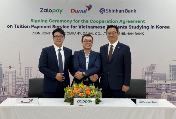 (왼쪽부터) 다날 진창용 사업부문 대표, Zion(자이온) Nguyen Tran Ba Khoi(쩐 바 코이 응유엔) CFO, 신한은행 정문호 본부장