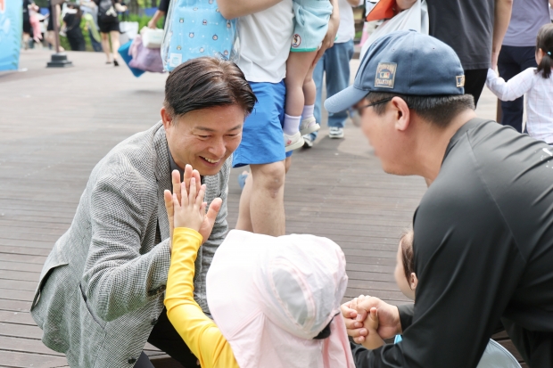 조용익 부천시장이 지난 7일 중앙공원 물놀이장 개장식에서 어린이들과 하이파이브를 하고 있다.