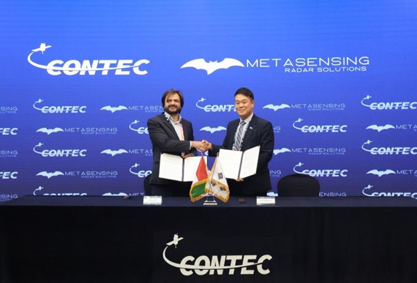 메타센싱의 아드리아노 메타 Adriano Meta 대표이사와 AP위성 컨텍 이성희 대표이사가 업무협약