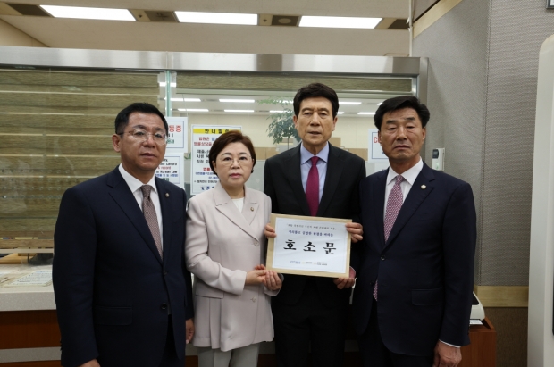 11일 이강덕 포항시장을 비롯해 김일만 포항시의회 의장, 김정재·이상휘 국회의원은 서울 서초동 대법원을 방문해 지난달 대구고등법원의 항소심 판결에 대한 유감을 표명하고, 포항 시민들의 간절한 염원을 담은 호소문을 제출했다.