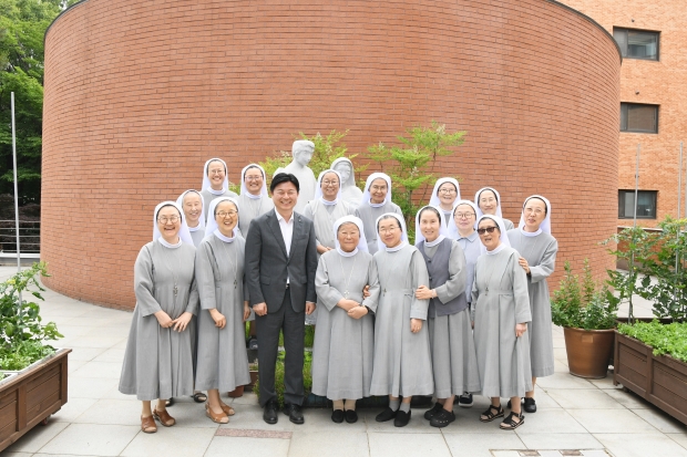 조용익 부천시장이 성가소비녀회를 만나 기념사진을 촬영하고 있다.