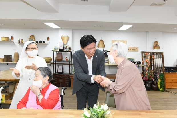 조용익 부천시장이 성가요양원을 방문하여 입소 어르신들에게 인사를 나누고 있다.