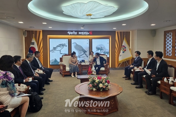 충청남도가 6월 11일 도청 외부접견실에서 전형식 정무부지사가 양안디 중국 지린성 부성장을 비롯한 대표단을 만나 양 지역 간 교류 확대 방안 등을 논의했다.