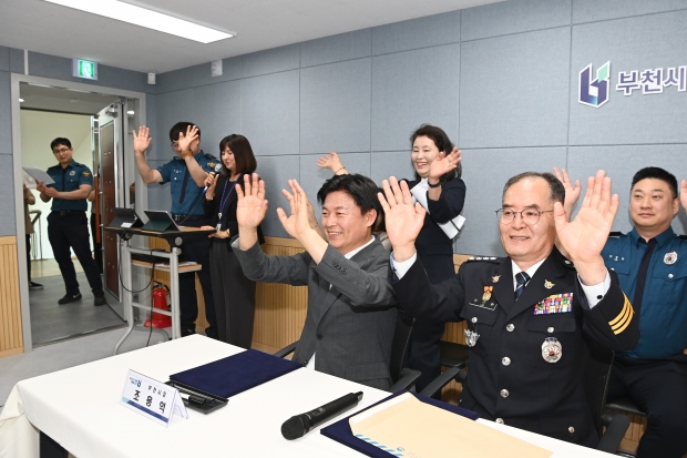 조용익 부천시장(왼쪽)과 이규환 오정경찰서장이 화상플랫폼을 통해 어르신들과 협약식을 하고 있다.