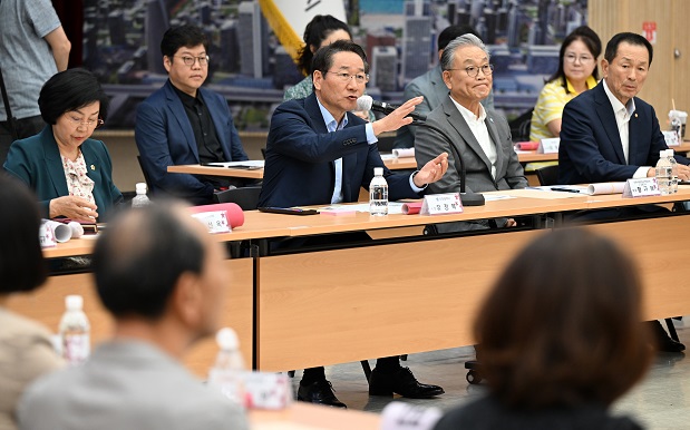 유정복 인천광역시장이 13일 시청 대회의실에서 열린 '시민소통네트워크 상반기 소통간담회'에서 참석자들과 시정 주요 현안을 논의하고 있다.