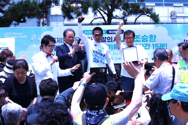 국제환경운동가 조승환(중앙)김석준 부산시교육감(좌측) 홍완식 세계생활체육연맹 이사(우측)
