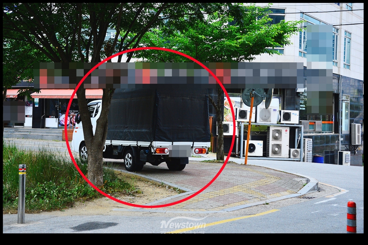 인도를 점령한 각종설치물과 자동차들