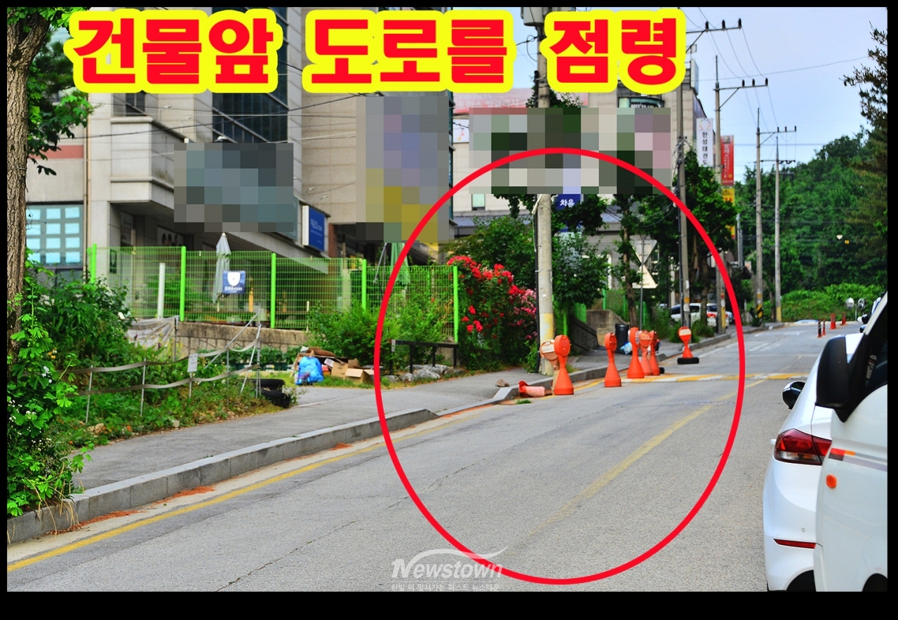 인도를 점령한 각종설치물과 자동차들