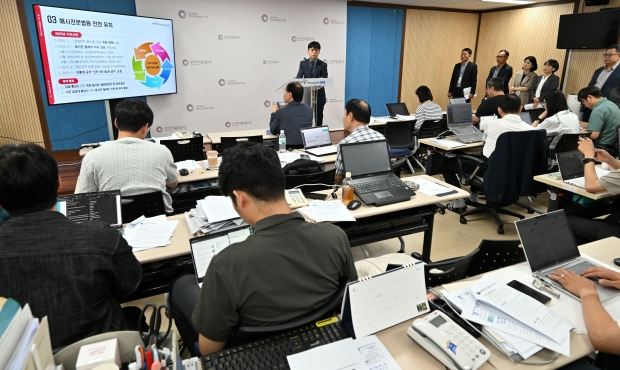 이동우 해양항공국장이 19일 시청 브리핑룸에서 해양항공국 소관 현안과 관련해 기자브리핑을 하고 있다