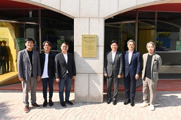 조용익 부천시장(오른쪽 세 번째)이 현판 앞에서 관계자들과 함께 기념촬영을 하고 있다.