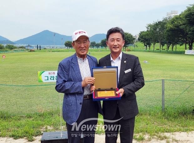 임달희 공주시의회 의장(사진/우측)이 지난 6월 19일 그라운드골프 활성화에 기여한 공로를 인정받아 공주시 그라운드골프협회로부터 감사패를 받았다.