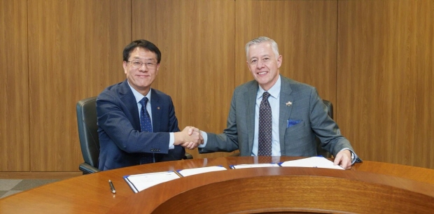 한화시스템과 노스롭그루먼이 ‘통합 대공방어체계 기술 협력 MOU’를 체결한 모습. (왼쪽부터) 박성균 한화시스템 DE사업단장, 켄 토도로프(Kenn Todorov) 노스롭 그루먼 지휘통제 및 무기 통합 부문 부사장(사진제공: 노스롭그루먼)