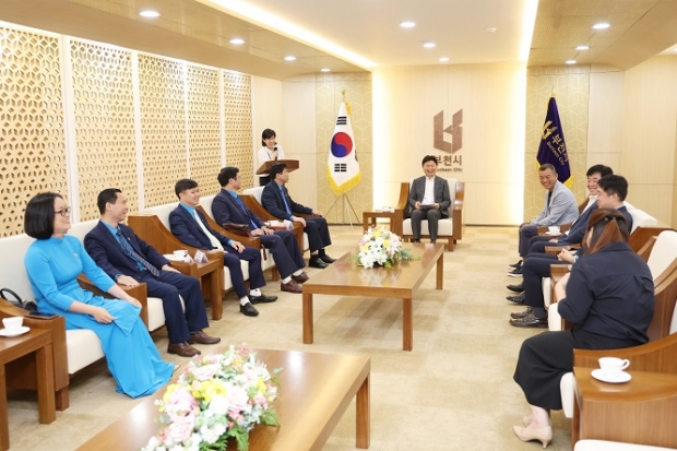 조용익 부천시장과 베트남 박닌연맹 대표단이 환담을 나누고 있다